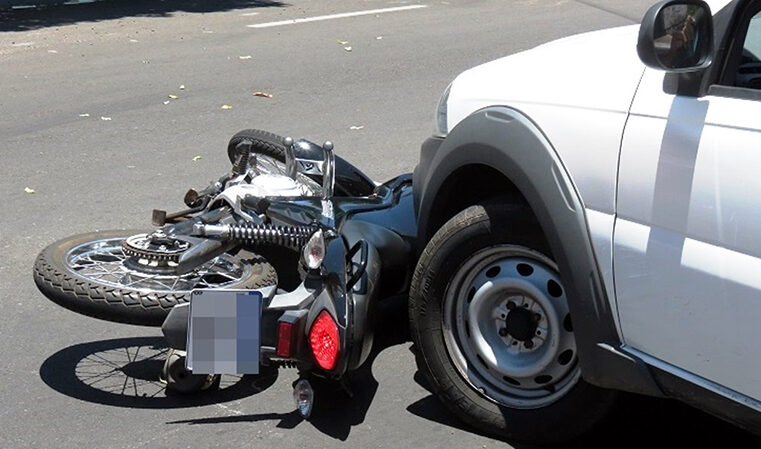 Motociclista sofre fratura em acidente de trânsito