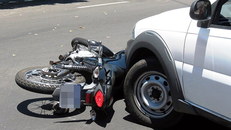 Motociclista sofre fratura em acidente de trânsito