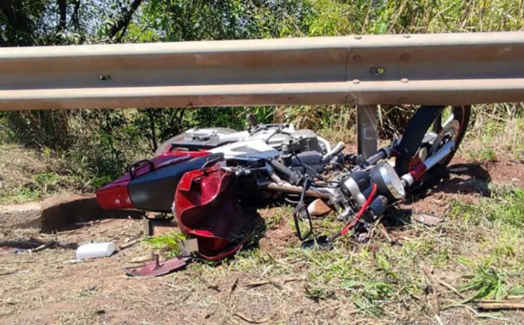 Motociclista é arrastado por carro e morre ao bater em proteção metálica na BR-153