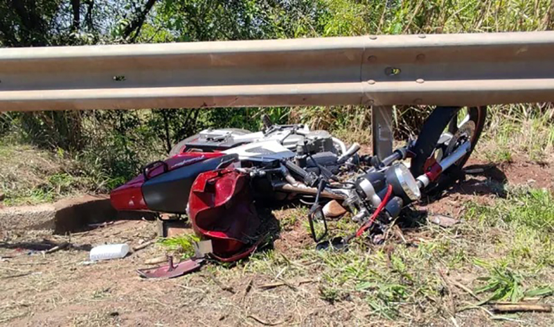 Motociclista é arrastado por carro e morre ao bater em proteção metálica na BR-153