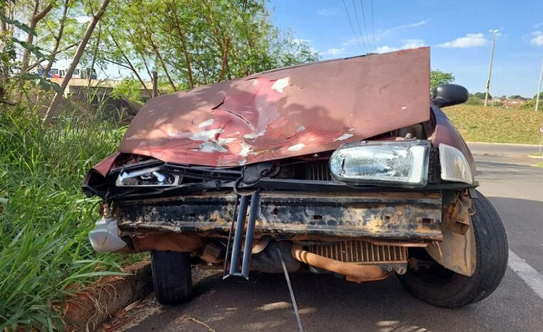 Motorista embriagado dorme no volante e bate o carro na traseira de caminhão