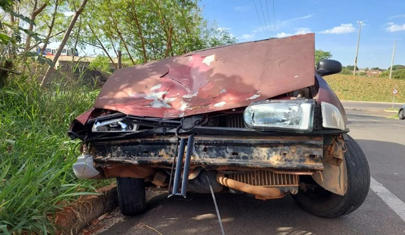 Motorista embriagado dorme no volante e bate o carro na traseira de caminhão