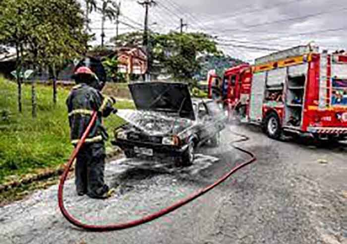 Comerciante desconfia que cliente pôs fogo em seu carro e Polícia investiga