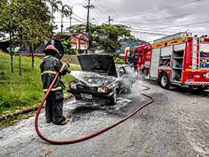 Comerciante desconfia que cliente pôs fogo em seu carro e Polícia investiga