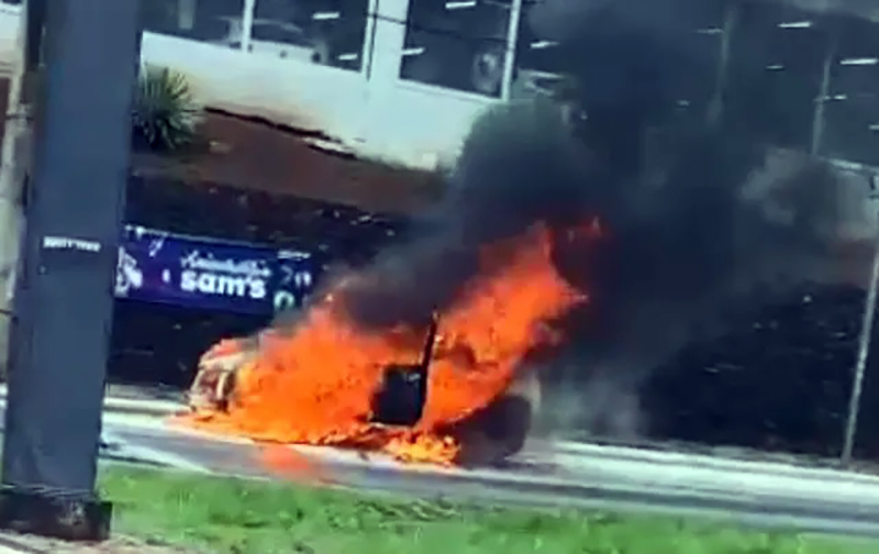 Carro fica totalmente destruído pelo fogo em avenida