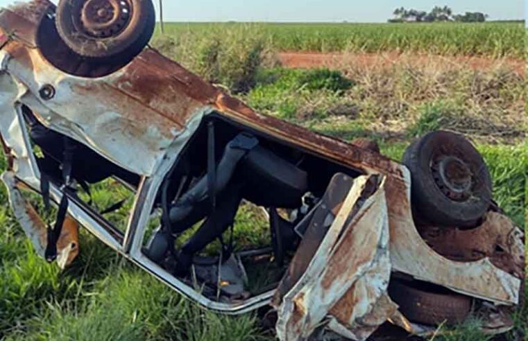 Fiat Uno capota, fica totalmente destruído e motorista fica gravemente ferido