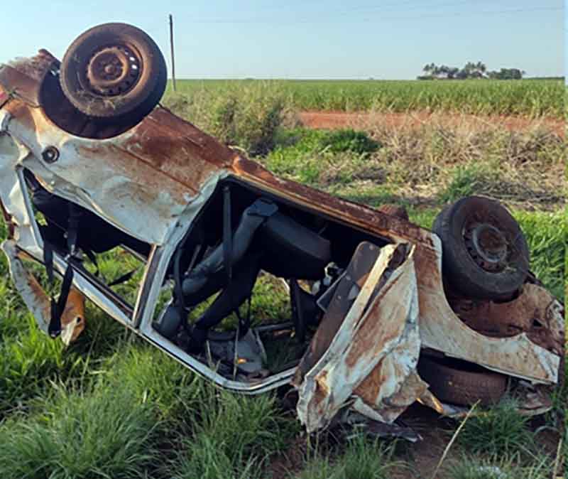 Fiat Uno capota, fica totalmente destruído e motorista fica gravemente ferido