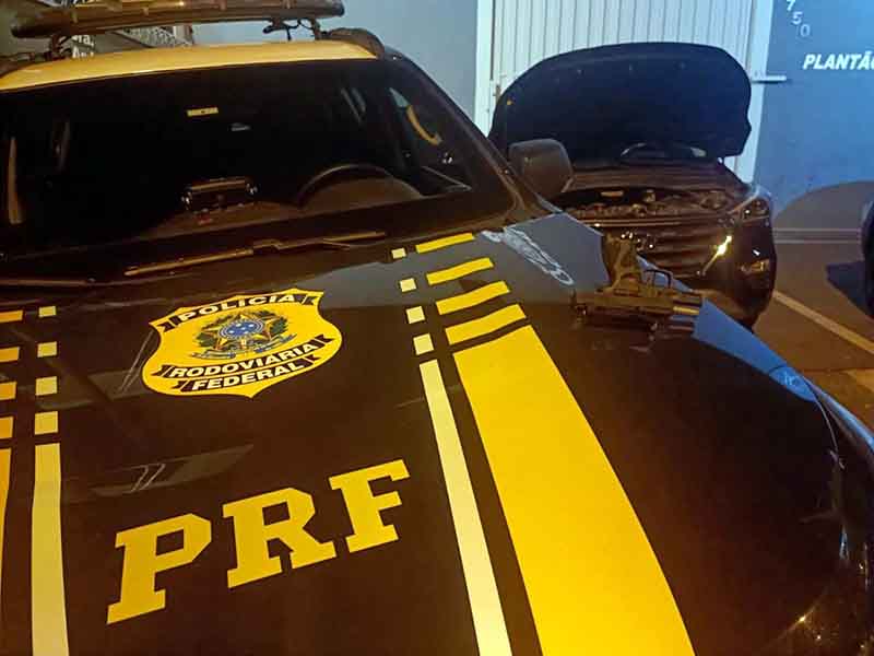 PRF prende motorista armado com carro roubado na BR-153