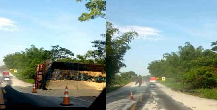 Caminhão com farelo de soja tomba e interdita parcialmente a pista