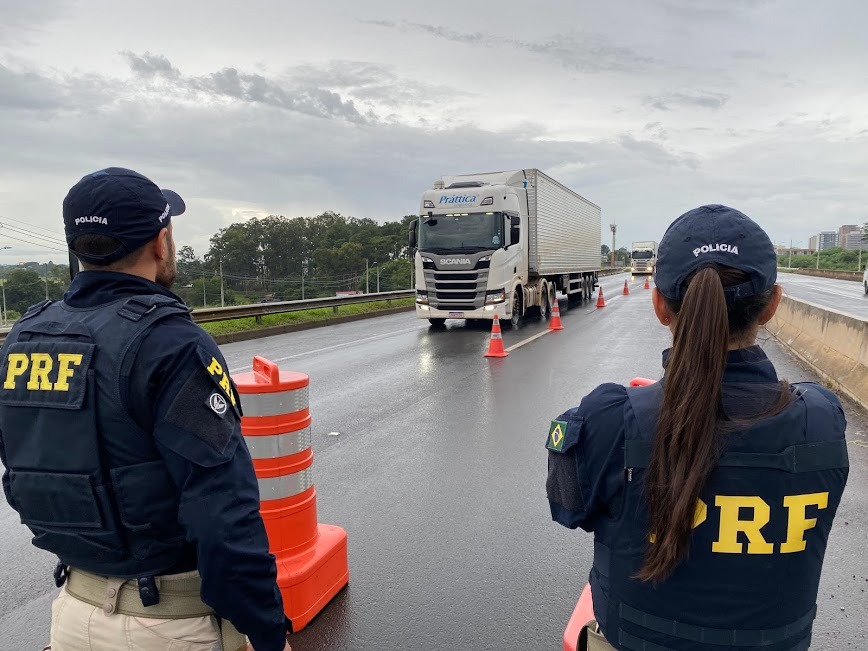 Feriado prolongado movimenta ações de segurança no trânsito da PRF na BR 153