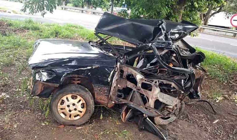 Caminhão e carro batem e um morre no local