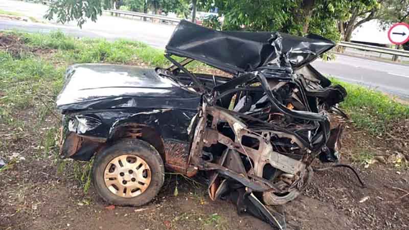 Caminhão e carro batem e um morre no local