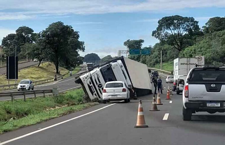 Caminhão invade pista na BR 153