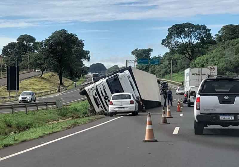 Caminhão invade pista na BR 153