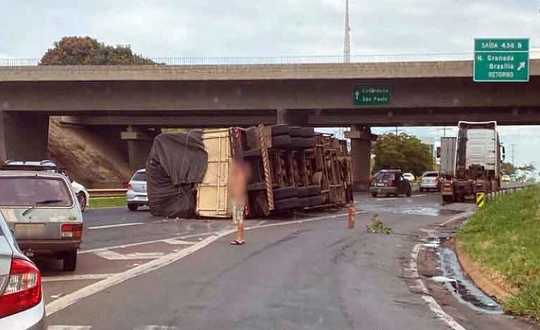 Caminhão tomba e provoca um grande congestionamento nas rodovias Washington Luís e BR 153