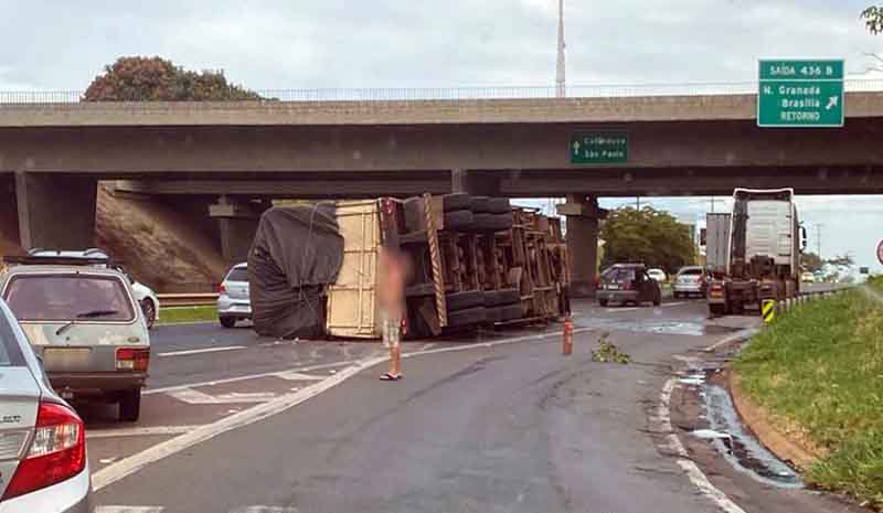 Caminhão tomba e provoca um grande congestionamento nas rodovias Washington Luís e BR 153