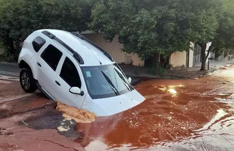 Carro é ‘engolido’ por cratera ao passar por avenida