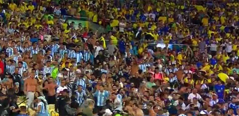 Briga entre torcedores de Brasil, Argentina e polícia causa pânico e atraso no jogo no Maracanã