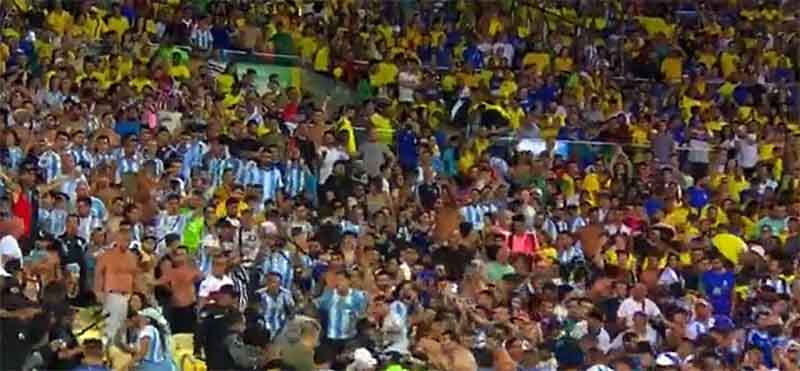 Briga entre torcedores de Brasil, Argentina e polícia causa pânico e atraso no jogo no Maracanã