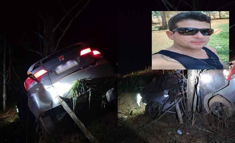 Jovem colide Honda Civic contra árvore e morre preso nas ferragens