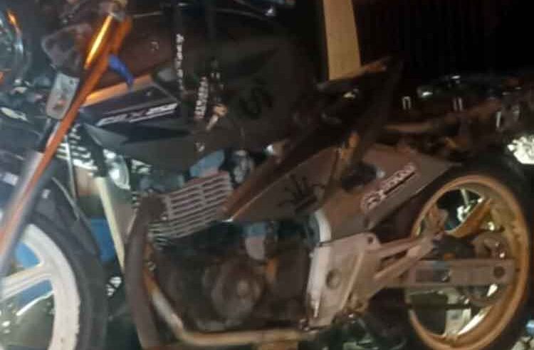 Casal fica ferido ao cair de moto fugindo da polícia em Nova Granada