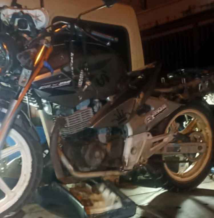 Casal fica ferido ao cair de moto fugindo da polícia em Nova Granada