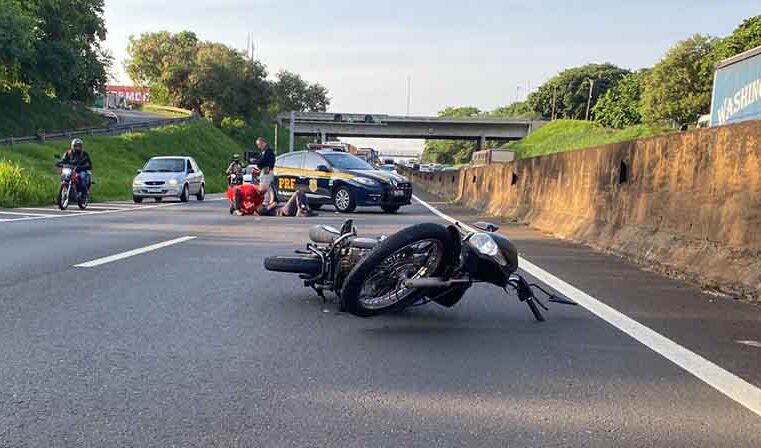 Motociclista bate em campana de pneu e cai na BR 153