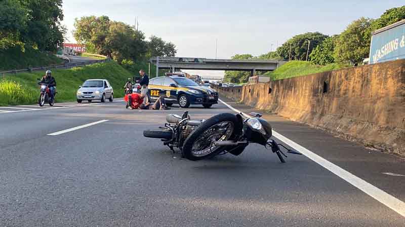 Motociclista bate em campana de pneu e cai na BR 153