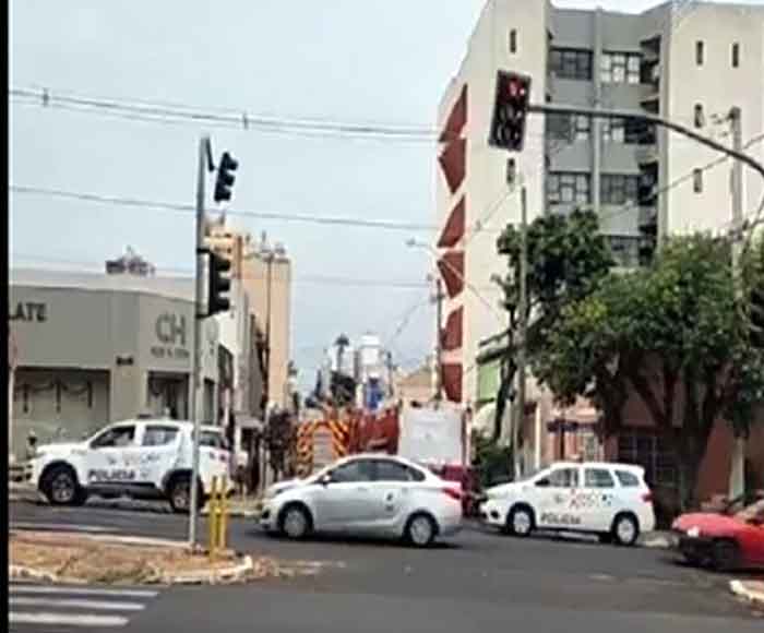 Onça é vista por estudante rondando o centro de Olímpia