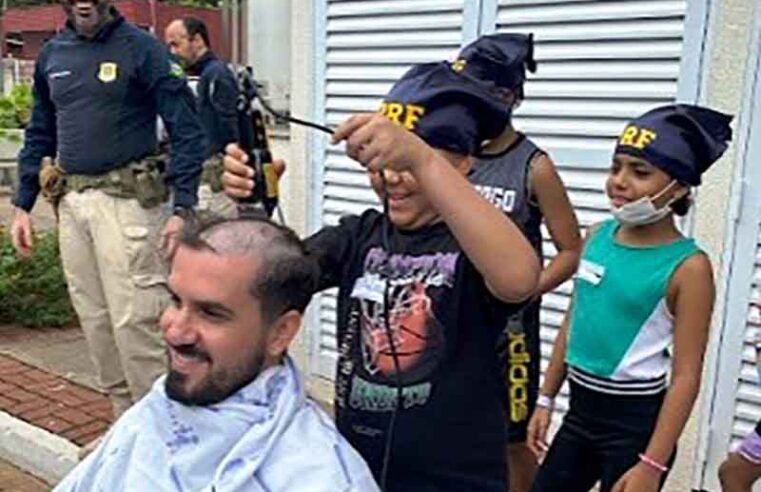 Policiais rodoviários federais cortam cabelo em ato de solidariedade às crianças com câncer