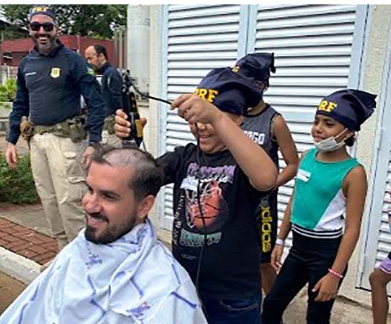 Policiais rodoviários federais cortam cabelo em ato de solidariedade às crianças com câncer