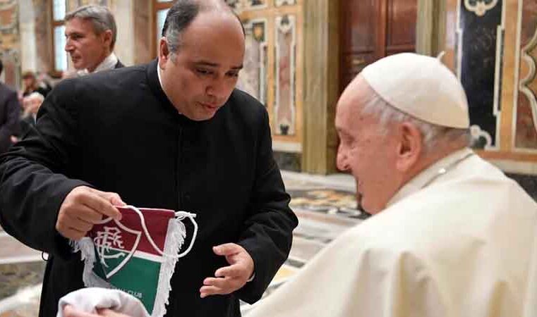 Papa Francisco é presenteado com camisa e flâmula do Fluminense por padre carioca