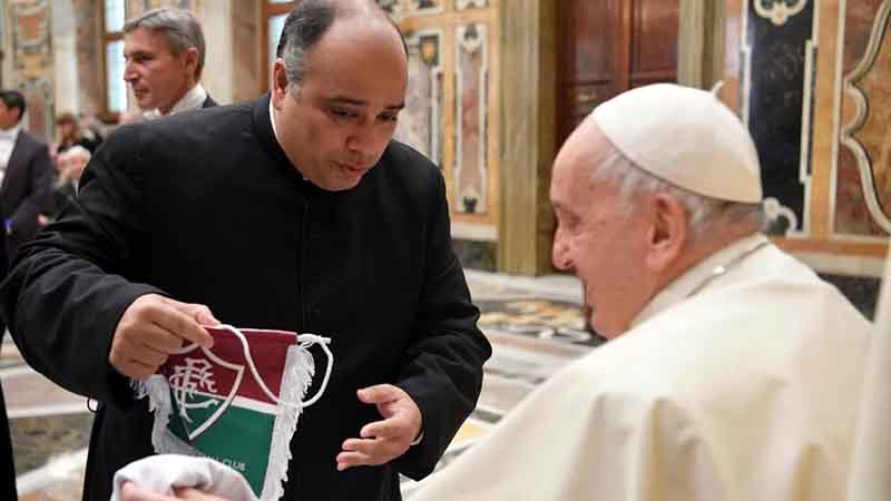 Papa Francisco é presenteado com camisa e flâmula do Fluminense por padre carioca