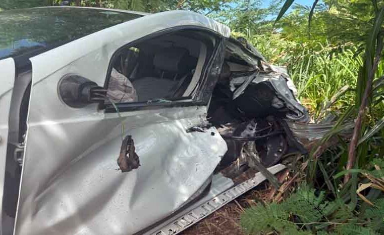 Pneu de caminhão solta e provoca acidente na SP-425 atingindo o carro de professora