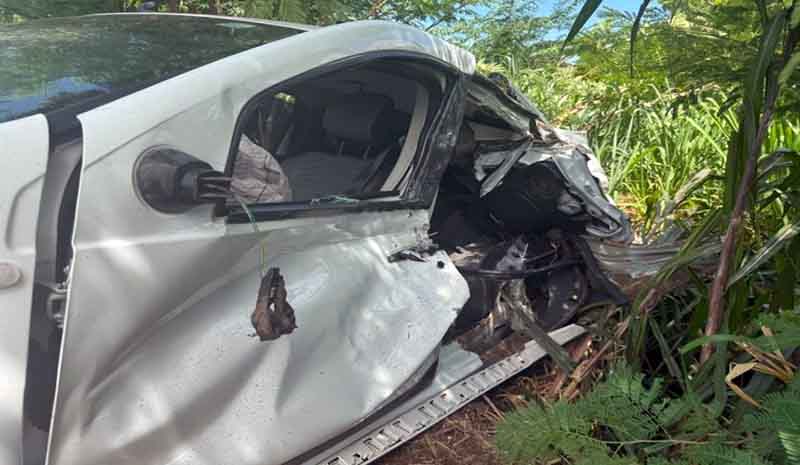 Pneu de caminhão solta e provoca acidente na SP-425 atingindo o carro de professora