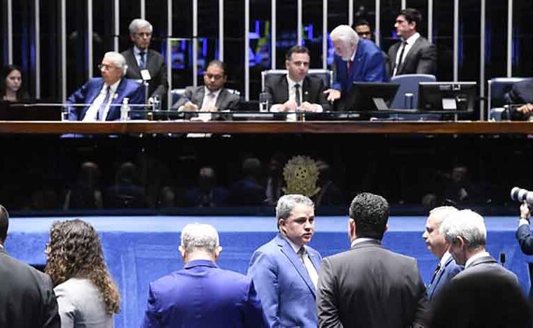 Senado aprova em 1º turno PEC que limita poderes do STF