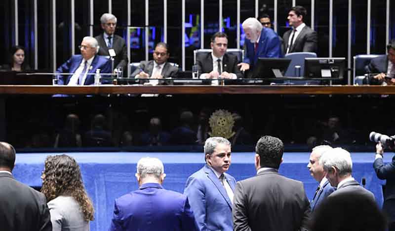 Senado aprova em 1º turno PEC que limita poderes do STF