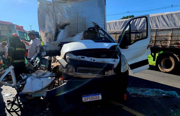 Jovem tem a perna amputada em acidente entre 2 caminhões