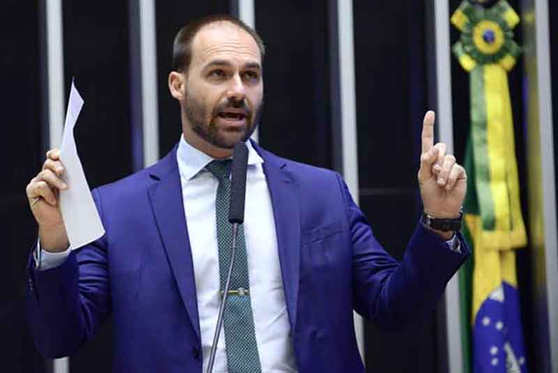 Bate boca na Câmara entre deputado Eduardo Bolsonaro e lulista da plateia