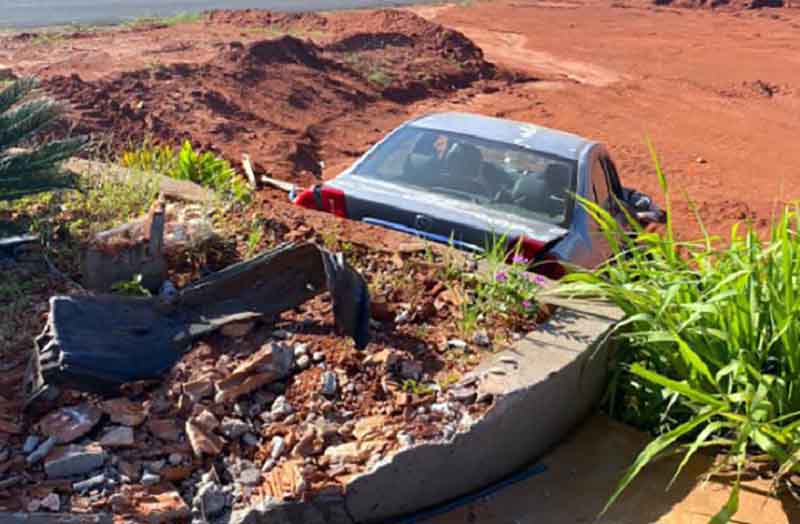 Motorista morre após bater carro e cair em barranco de posto de combustíveis