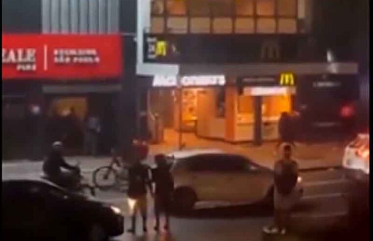 McDonald’s é atacado por motociclistas em São Paulo; policiais ficam parados