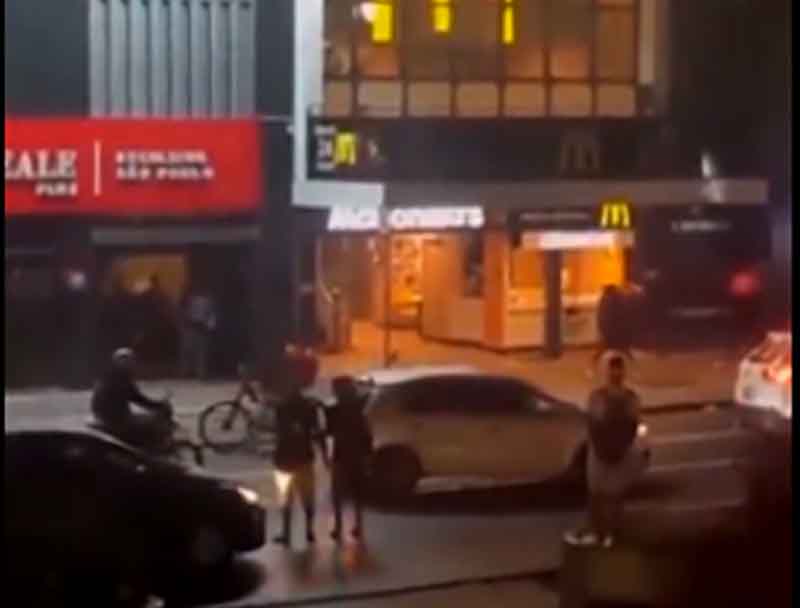 McDonald’s é atacado por motociclistas em São Paulo; policiais ficam parados