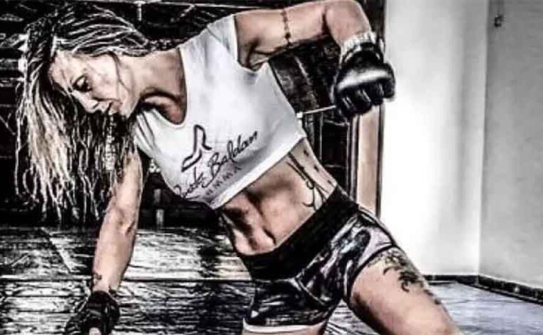 Ex-lutadora de MMA Renata Baldan morre em acidente na rodovia Rio-Santos