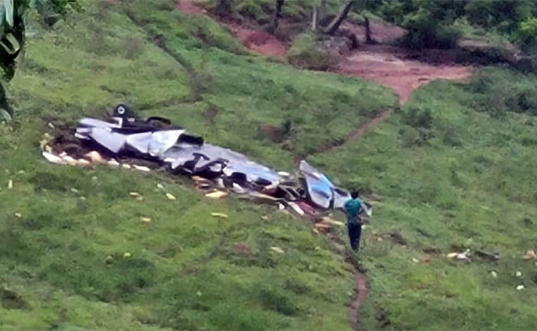 Avião se desintegra no ar e cai, deixando 7 mortos