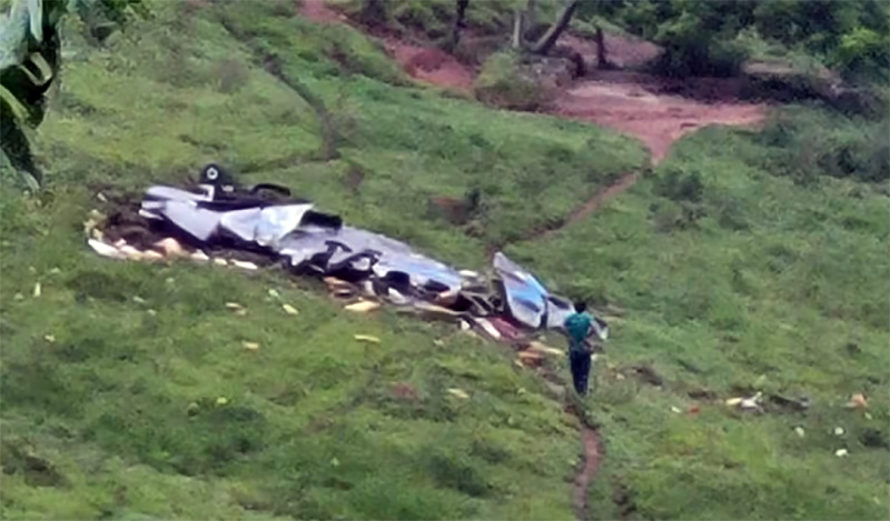 Avião se desintegra no ar e cai, deixando 7 mortos