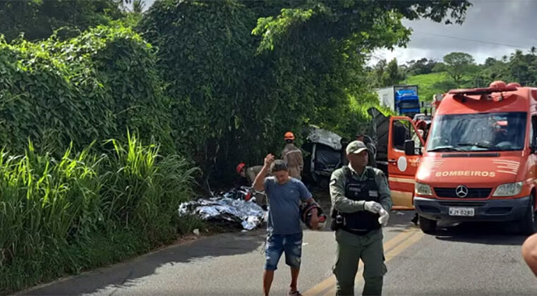 Tragédia na PE-50: Acidente entre caminhão e kombi deixa oito mortos em Pernambuco