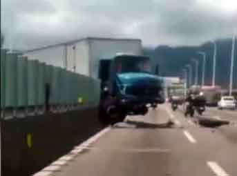 Caminhão bate na ponte Rio-Niterói e congestiona trânsito