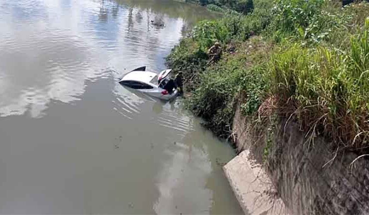 Perseguição policial termina com carro em rio e prisão de criminosos