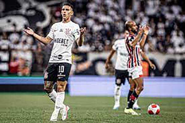 Torcedores do Corinthians protestam após derrota para o São Paulo: “Joga por amor ou terror”