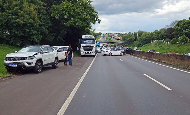 Cinco veículos provocam engavetamento na BR 153 em Rio Preto